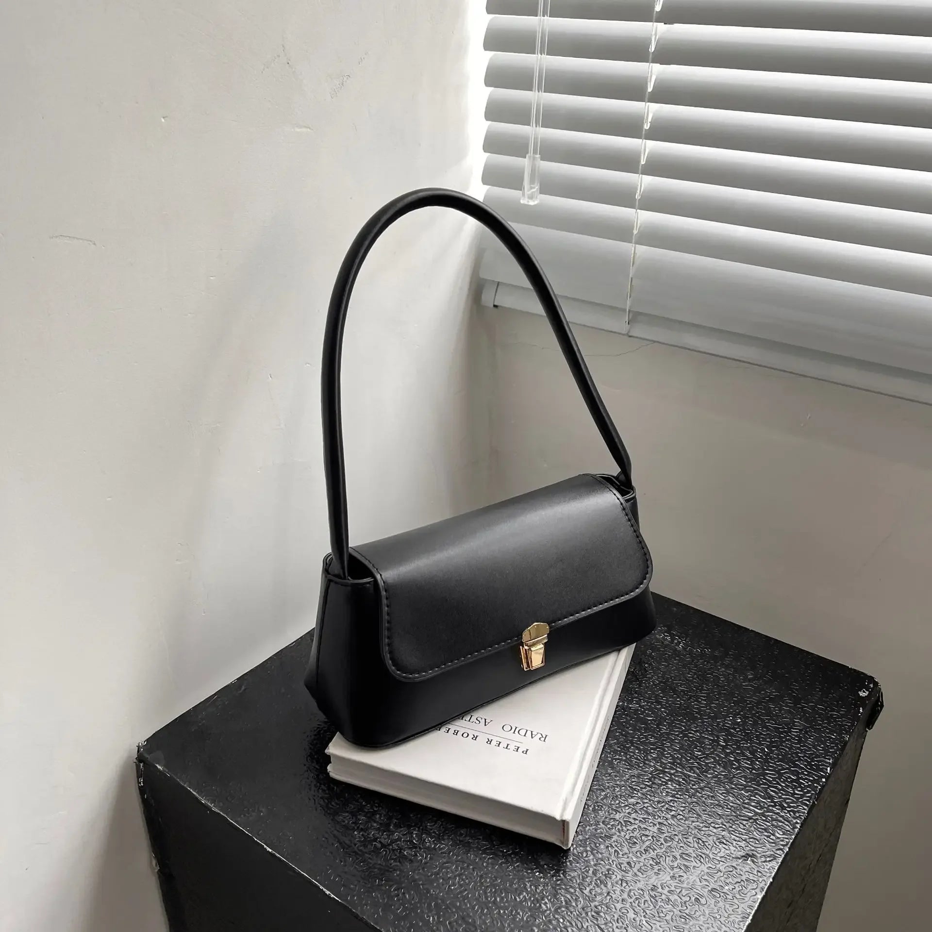 Women's Shoulder Bag Handbag Retro Baguette Bag Underarm Bag Fashion New Hand Shoulder Bag